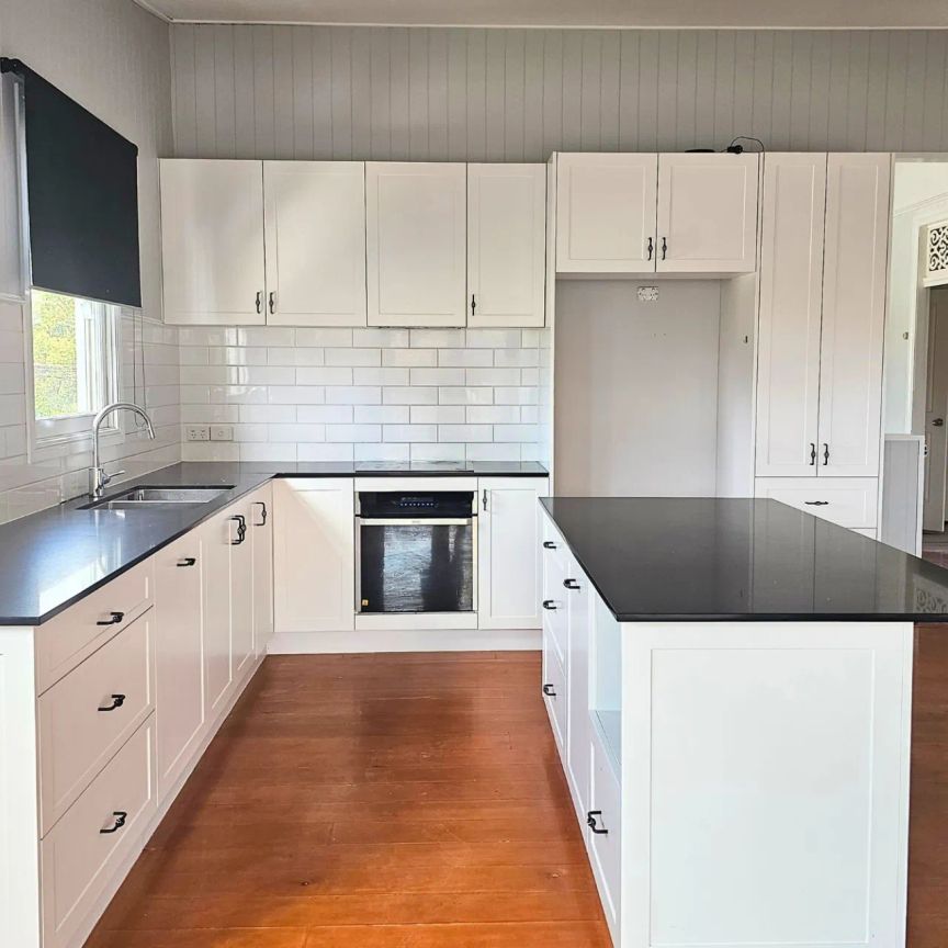 Spacious Dual-Level Family Home with 6 Bedrooms – Newly Renovated Downstairs - Photo 1