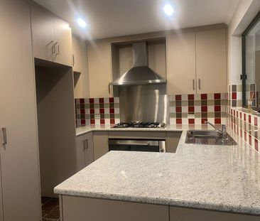 Stunning Family Home in Aberfoyle Park - Photo 2