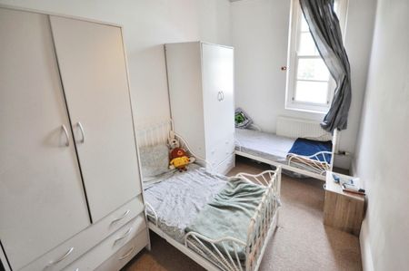 3 bedroom Flat To Let - Photo 4