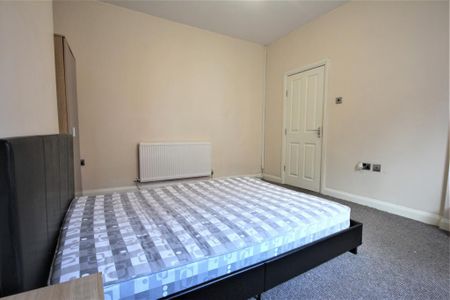 4 bedroom terraced house to rent - Photo 3
