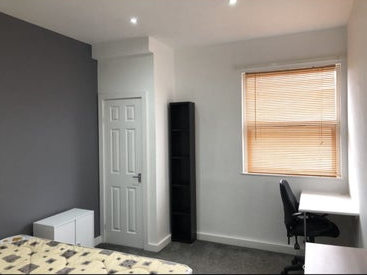 1 bedroom in a house share to rent - Photo 2