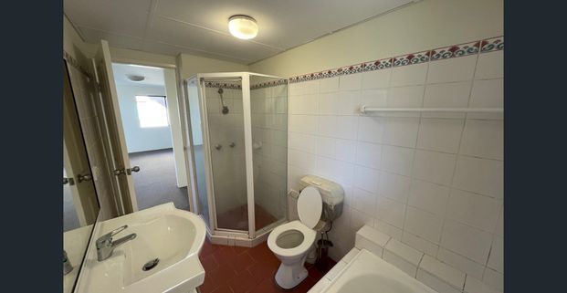 TWO BEDROOM APARTMENT MINUTES WALK TO THE STATION AND SHOPPING CENTRE! - Photo 1