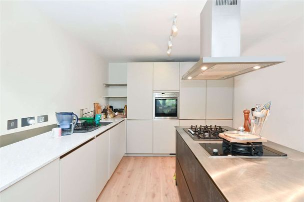 A modern one bedroom apartment offering in excess of 600 sq ft of living space with access to communal gardens. - Photo 1