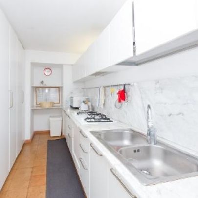 PIAZZA DEL POPOLO-VILLA: Modern, furnished 3 bedroom, 3 bath in private villa. Large terrace with views, spacious living, dining, kitchen. Sunny, silent. Ref 153 - Foto 1