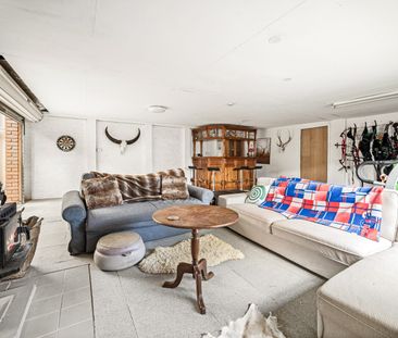 Large Family Home with Exceptional Secure Car Storage! - Photo 5