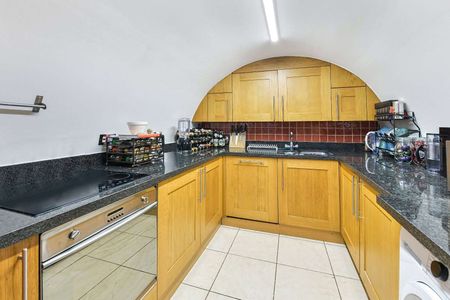 A charming lower ground floor 2 bedroom apartment, close to Hyde Park and Oxford Street. - Photo 4