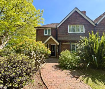 Grooms House - Photo 1