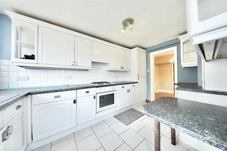3 bedroom semi-detached house to rent - Photo 5
