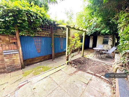 1 bedroom in a house share to rent - Photo 4