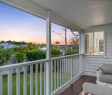 Elegant Family Living in Prime Holland Park Locale. - Photo 1