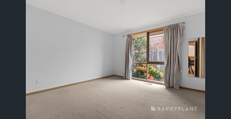 Luxurious Family Living on Expansive 897m2 Block! - Photo 3