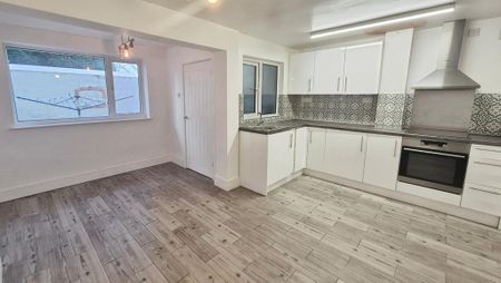 3 bedroom end of terrace house to rent - Photo 3