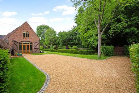 Fabulous five bedroom barn conversion in the village of Dorsington - Photo 2