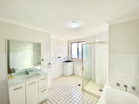 Sunlit 2 Bedroom Apartment in Prime Location! - Photo 5