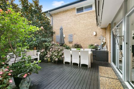 Light-Filled Three-Bedroom Townhouse in a Sought-After Location - Photo 3