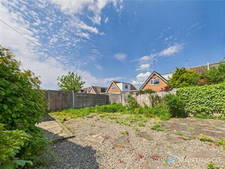 3 bedroom detached bungalow to rent - Photo 2