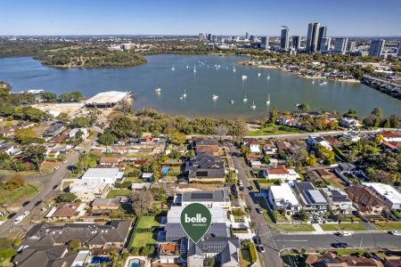 Exquisite 6-Bed Family Home in Pristine Location with Beautiful Water Views - Photo 4