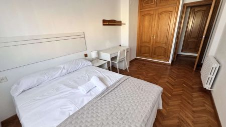 Room in a shared 5-bedroom apartment for rent in La Petxina, bills included, professionals and students only - Photo 5