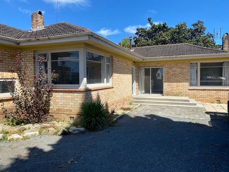 Spacious 5BR Family Home with fenced yard. - Photo 4