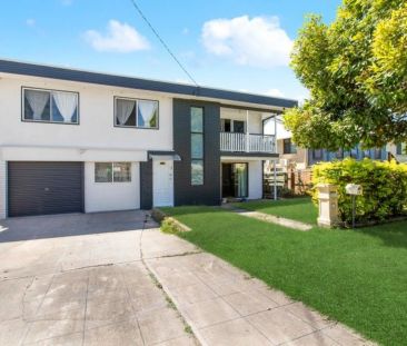 Spacious and Stylish Upstairs Living in Prime Redcliffe Location - Photo 4