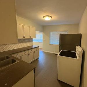 Pet Friendly 2 bed 1 bath upper suite with a large fenced yard - Photo 2