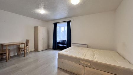 Studio to rent - Photo 2