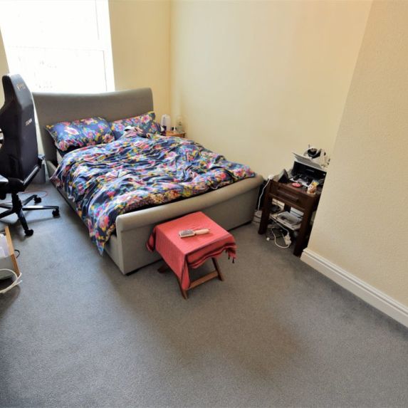 2 bedroom House in Hindle Place, Leeds - Photo 1