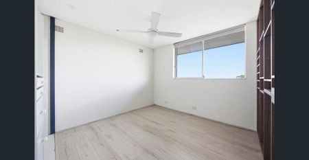 Immaculate Glebe Point apartment in prestigious complex, with pool - Photo 2