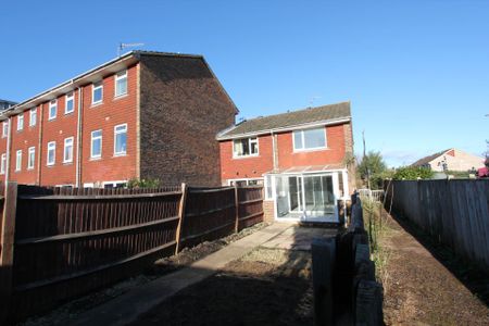 Columbia Drive, Durrington - Photo 2