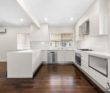 Charming, renovated home with large backyard - Photo 3