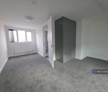 3 bedroom flat to rent - Photo 1