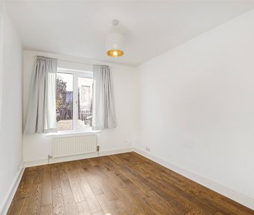 Nairn Court, 7 Trinity Road, London, SW19 flat to rent - Photo 4