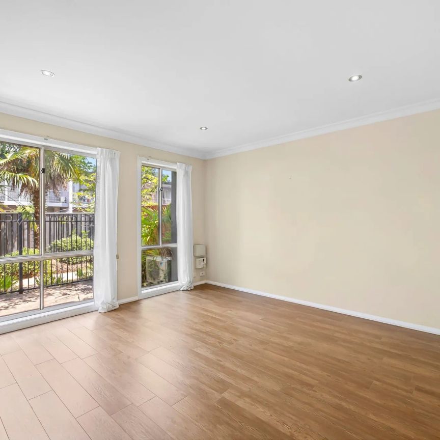 Conveniently located townhouse - Photo 1