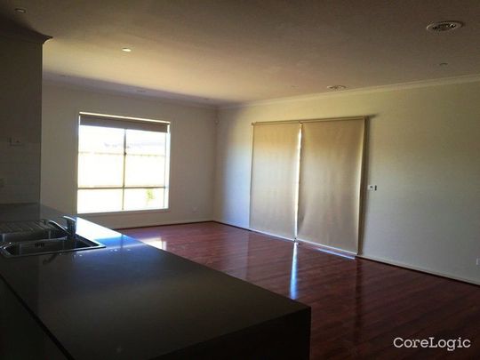 Low-maintenance living in a growing and family-friendly neighbourhood! - Photo 1