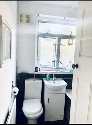 1 bedroom in a house share to rent - Photo 1