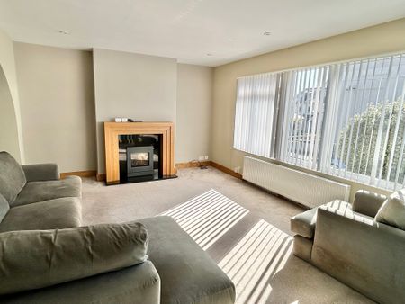 3 bedroom Spacious Three Bedroom Home to rent - Photo 2