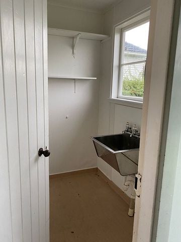 Tidy 2 Bedroom with large backyard - Photo 2