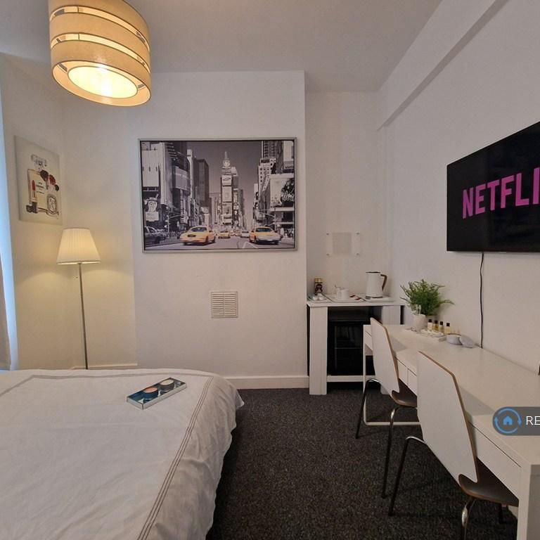 1 bedroom in a house share to rent - Photo 1