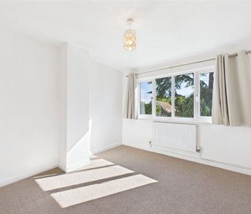 3 bedroom House in Lawn Close, Slough - Photo 1