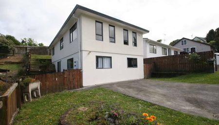 5-Bedroom Family Home in Glenfield - Photo 4