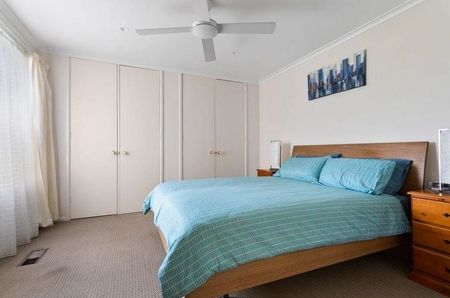 Charming 3-Bedroom Home with Ample Natural Light in Lalor - Photo 5