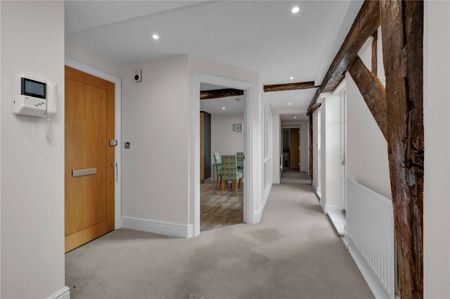 A charming first floor two bedroom apartment in Ascot. - Photo 5