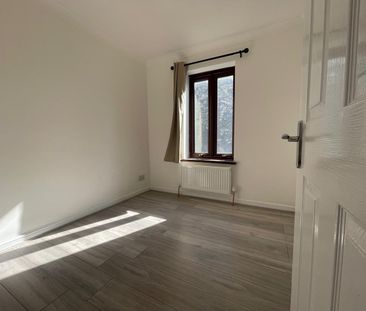 4 Bed Terraced House, Harrier Way, E6 - Photo 4