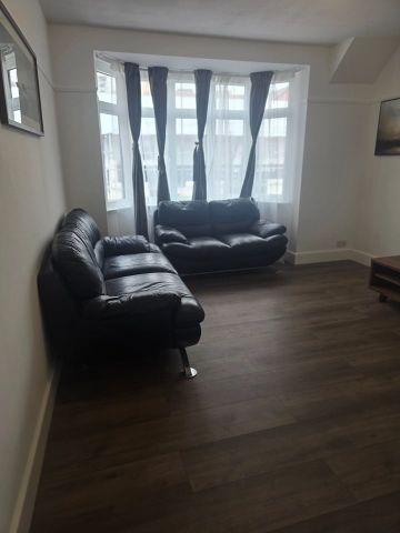 2 Bed Flat, Wembley, HA9 - Photo 3