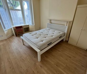 8 Bedroom Semi-Detached House - Photo 2