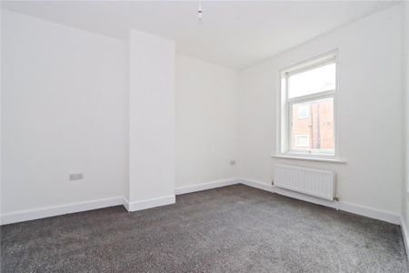 2 bedroom end of terrace house to rent - Photo 4
