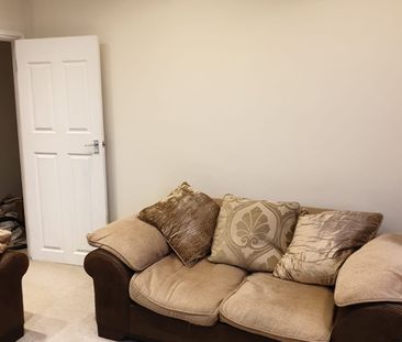 2 Bed Maisonette, Worple Road, SW20 - Photo 2