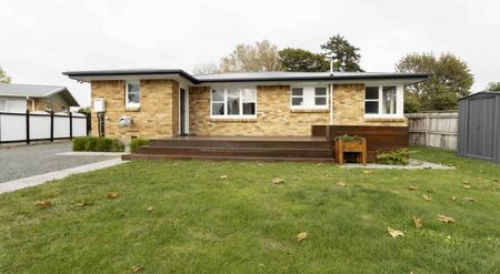 Sunny & Spacious Family Home Opposite Greenbelt in Leamington - Photo 5