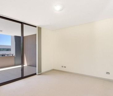 Modern 2 Bedroom Unit in Prime CBD Location - Walk to Everything - Photo 5