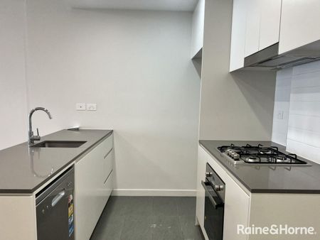 Modern One-Bedroom Apartment with One Study in Heart of Merrylands - Photo 5